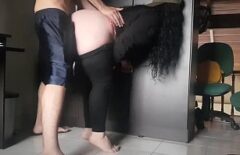 امرأة سمراء ناضجة مارس الجنس في منزلها من قبل زميل العمل